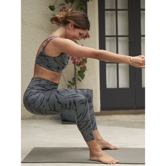 ATHLETA Salutation Stash Pocket II UPF 50+ Athletic Leggings 25" Gray Small - Picture 3 of 12